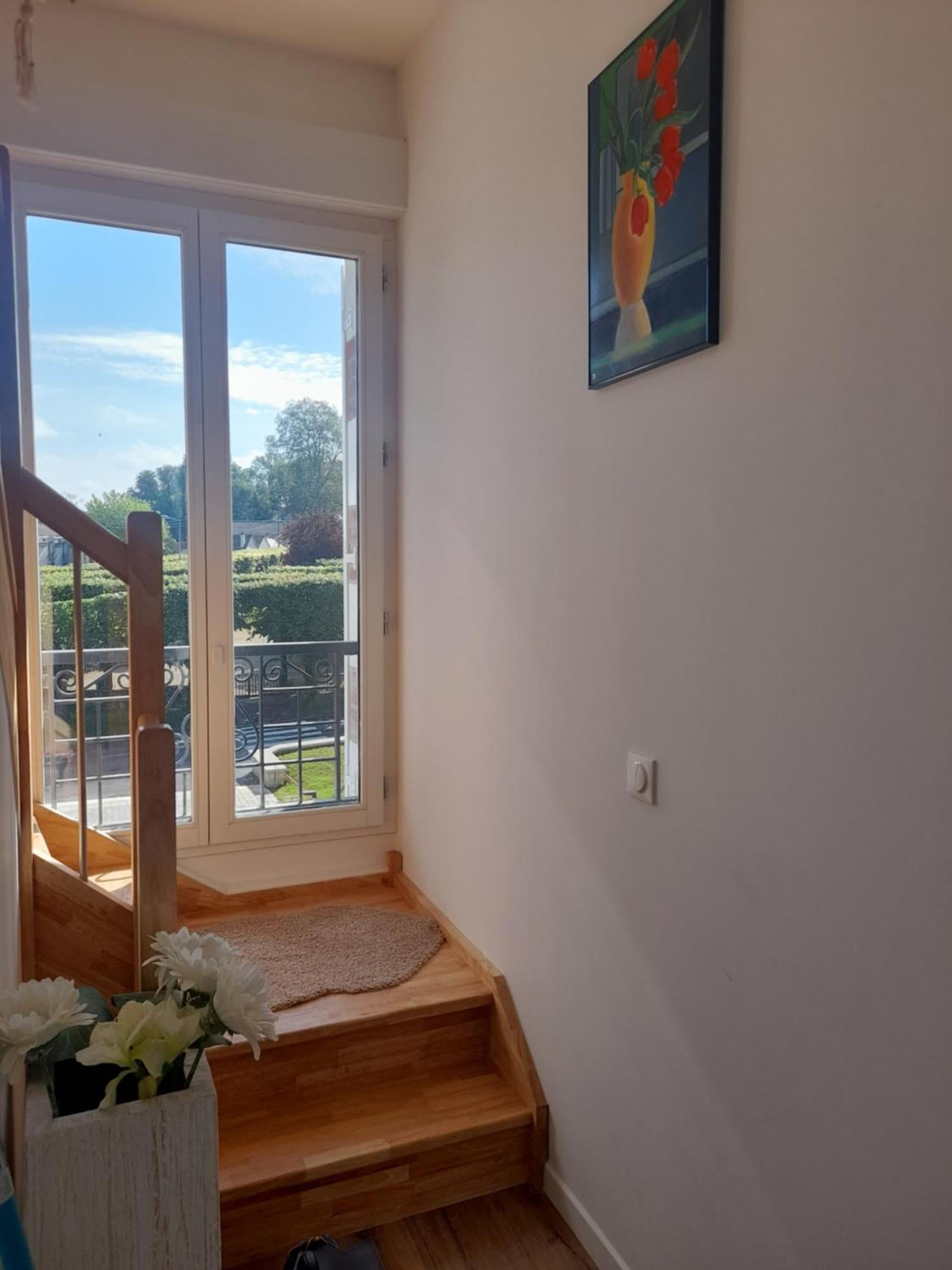 Appart Dans Petit Chateau En Centre Ville Lagny Exterior foto